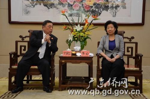 中国侨网李心主任（右）与王国忠副议长座谈交流