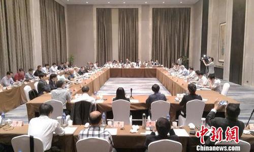 中国侨网9月14日,全国政协海外列席侨胞考察团情况通报会在江西南昌举行。来自16个国家的34位全国政协海外列席侨胞踊跃发言,为江西建言献策。 王剑 摄