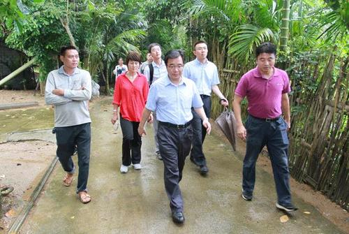 中国侨网海南侨办主任率队赴扶贫点开展外事侨务扶贫调研。