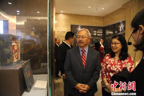 中国侨网图为美国旧金山市长李孟贤一行访问贵州茅台。　瞿宏伦　摄