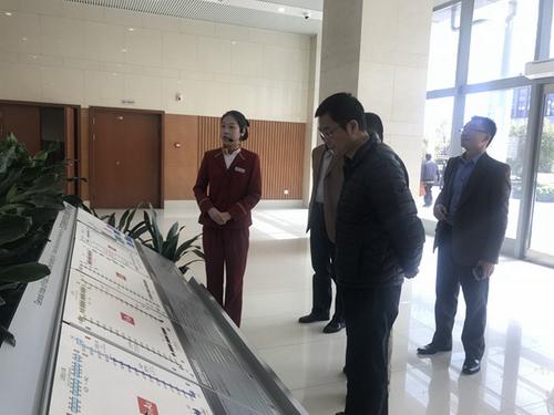 中国侨网胜率调研组在武汉东湖新技术开发区光谷公共服务中心考察