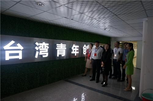 中国侨网三明市梅列区侨届政协委员走访调研台湾青年创业基地。