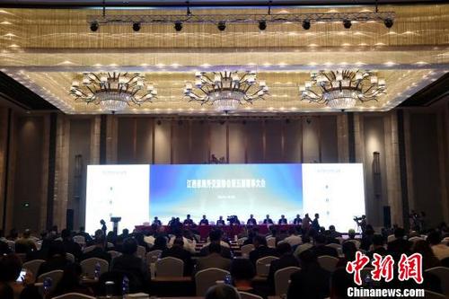 中国侨网11月28日晚，江西省海外交流协会第五次会员大会在南昌召开。　刘占昆　摄
