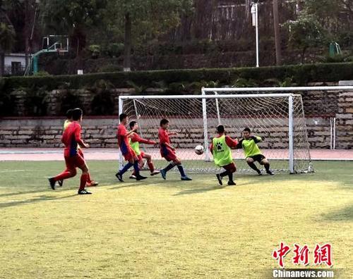 中国侨网电影启动前，厦门二中小选手进行足球表演。　陈悦　摄