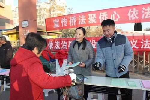 中国侨网市民纷纷来领取侨法宣传资料,咨询有关归侨侨眷留学、投资和归侨子女升学、就业等方面的有关政策。东营市外侨办供图
