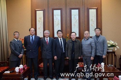 中国侨网郑建民(右三)与陈明德(右四)合影留念