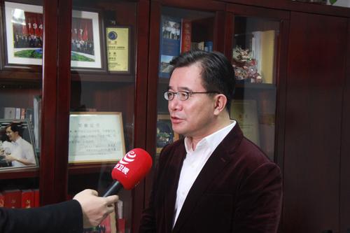 中国侨网王胜接受媒体采访。（海南省外侨办网站）