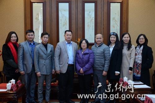 中国侨网广东侨办副主任黎静(中)与代表团一行合影