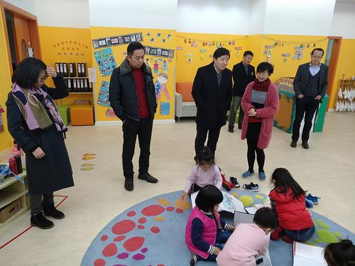 中国侨网王杰一行实地参观了太仓市德资企业工业园,考察了中德幼儿园。