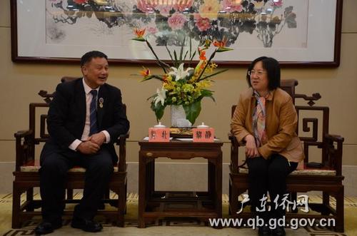 中国侨网黎静副主任（右）与黄壮会长座谈交流。