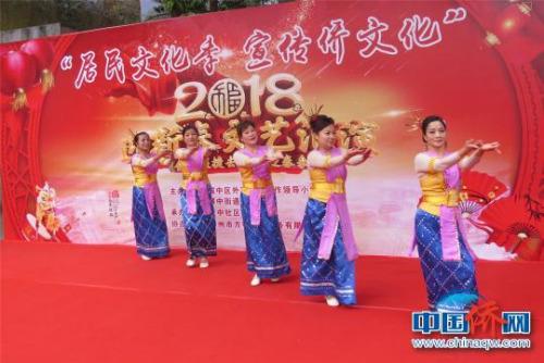 中国侨网图为归侨侨眷进行歌舞表演。　余柳慧 摄