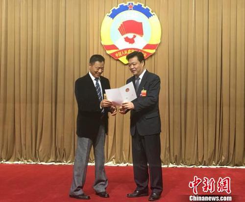 中国侨网来自20多个国家和地区的49人获聘担任政协北京市第十三届委员会港澳台侨工作顾问。图为北京市政协主席吉林(右)为工作顾问颁发聘书。 杜燕 摄