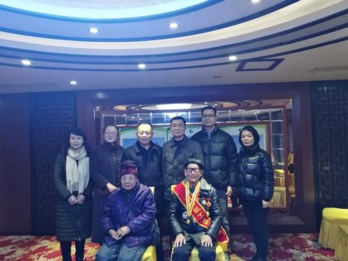 中国侨网四川省外侨办慰问团与蒋印生老先生合影。