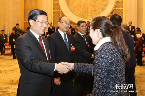 中国侨网1月24日下午，河北省领导在石家庄看望参加省政协十二届一次会议的港澳委员和海外华侨华人代表。记者 贺宏伟 摄