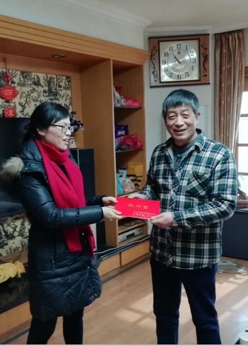 无锡江阴徐霞客镇统战委员慰问困难侨眷送新春祝福