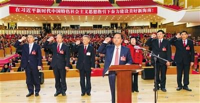 中国侨网1月31日，新当选的省六届人民代表大会常务委员会主任、副主任向宪法宣誓。 本报记者 宋国强 摄