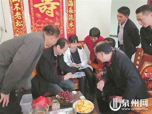 中国侨网张文来、张僡峻叔侄与家乡亲人分享亲属信息。