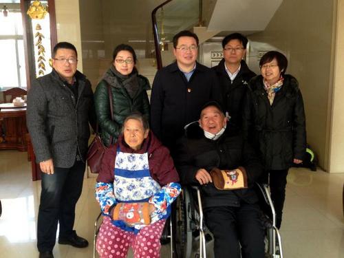 中国侨网扬中市副市长陈秋明(后排中)一行慰问旅美博士曹贤华父母
