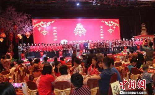 中国侨网印尼知名华人社团——雅加达吉祥山基金会(印尼福州同乡会)18日晚假雅加达金沙大酒店举办盛大新春团拜会,1000多名福州乡亲欢聚一堂,共度华人新春佳节。 林永传 摄