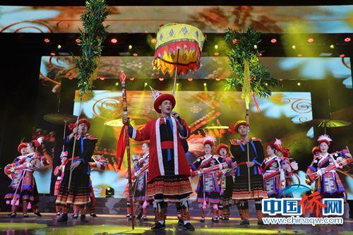 中国侨网国家非物质文化遗产瑶族舞蹈《耍歌堂》表演。（韩辉  摄）