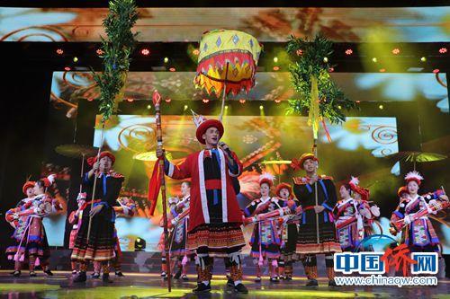 中国侨网国家非物质文化遗产瑶族舞蹈《耍歌堂》表演。(韩辉 摄)