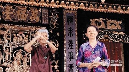 中国侨网两位古巴奶奶黄美玉（左）、何秋兰（右），代替他们的华人爸爸重返故乡大陆，唱起多段粤剧歌曲，一解跨越时空的乡愁。图为在广东佛山祖庙的演出现场。
