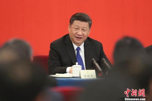 中国侨网 3月4日下午，中共中央总书记、国家主席、中央军委主席习近平看望参加全国政协十三届一次会议的民盟、致公党、无党派人士、侨联界委员，并参加联组会，听取意见和建议。 中新社记者 盛佳鹏 摄