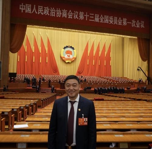 中国侨网陈定国在人民大会堂。摄影：《欧洲时报》记者黄冠杰