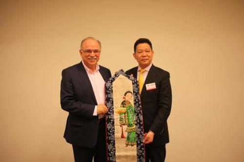 中国侨网杨兴平向欧洲议会副议长帕帕迪莫里斯赠送纪念品