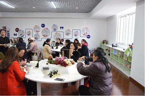 中国侨网无锡惠山区惠南社区邀请侨眷参加插花活动。