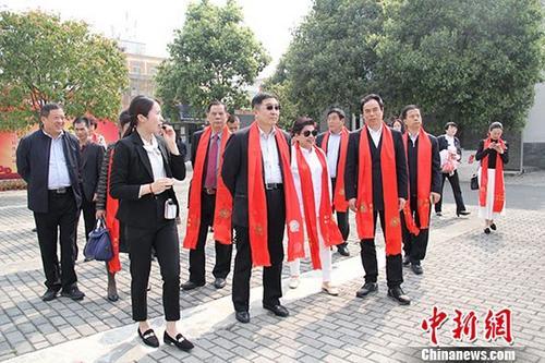 中国侨网今年是中国侨联举全球华侨华人爱心力量援建新北川中学十周年。3月28日下午,中国侨联副主席乔卫(一排左二)与主要捐赠人、爱心人士代表回访北川中学,详细询问了解学校教学和学生生活学习情况。中新社记者 周乾宪 摄