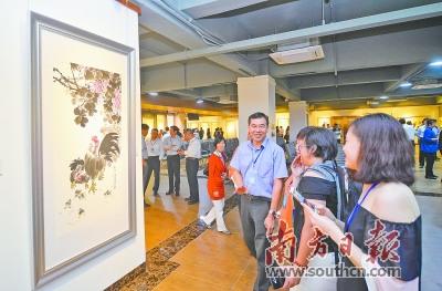 中国侨网4月2日下午,第五届世界清远联谊大会书法美术摄影作品展在清远景源美术馆举行。 南方日报记者 曾亮超 摄