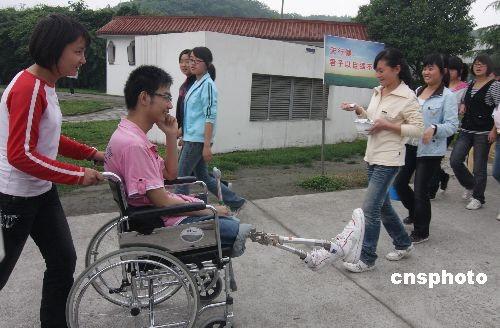 中国侨网资料图,“夹缝男孩”郑海洋在四川省北川中学康复站进行康复训练。“夹缝男孩”——北川中学高一学生郑海洋在地震农历一周年5月2日重返校园,重新走入同学中间,开始新的生活。 在汶川大地震中,北川中学两幢教学楼倒塌,正在高一·二班上课的郑海洋与同桌廖波被同埋于水泥板下,22个小时后,郑海洋获救,付出的代价是他年轻健壮的双腿。因与同桌廖波同埋于水泥板夹缝之中,被外界称为“夹缝男孩”。