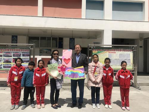 中国侨网雅安宝兴县明礼中心校学生为冯雅迪会长及夫人送上自己绘制的感恩图画。