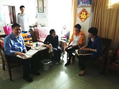 中国侨网广州市侨办慰问南侨机工张伟民遗孀。
