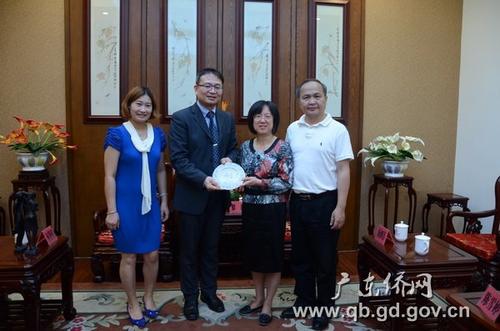 中国侨网广东省侨办副主任黎静(右二)与郑志坚会长(左二)合影