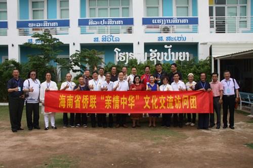 中国侨网访问团参观老挝海南乡亲郭美华创办的沙班亚学校后留影