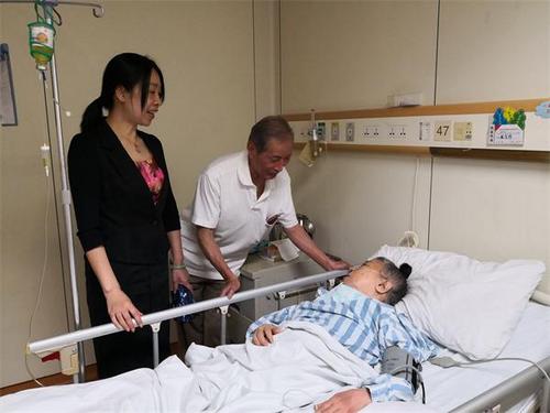 中国侨网苏州市侨办主任杨新探访生病老归侨。