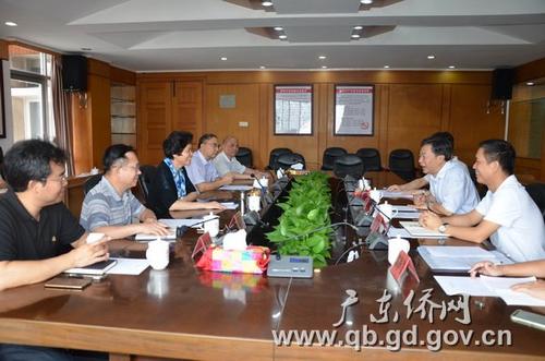 中国侨网广东省侨办主任庞国梅(左三)等与云浮市副市长施东红(右二)一行座谈交流。
