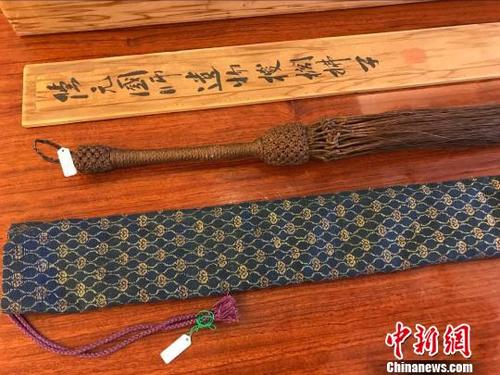 中国侨网隐元禅师遗物拂尘和以高泉和尚袈裟制的布袋。 郑松波 摄