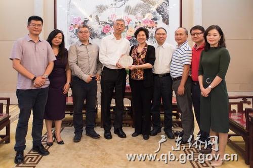 中国侨网庞国梅主任（右五）向鲁展雨会长（左四）致送纪念品