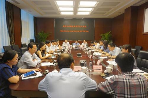 中国侨网四川省外事侨务办副主任张涛与越南商务官员代表团座谈