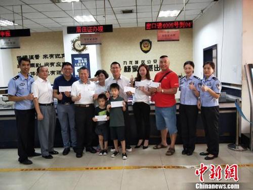 中国侨网图为黄锦勳等9名台胞办理完申领业务后合影留念。 王远程 摄