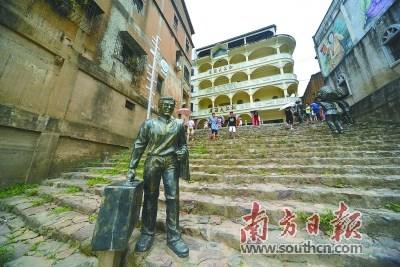 中国侨网人们用雕塑重现当年客家人背井离乡、向外迁徙的情景。图为松口镇火船码头。何森垚 摄