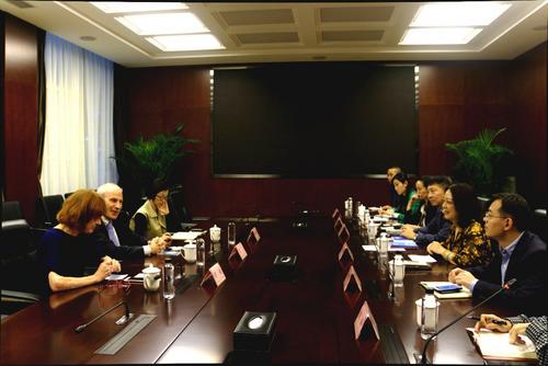 中国侨网四川省外侨办副主任张涛与奥地利驻成都总领事马丁举行工作会谈。
