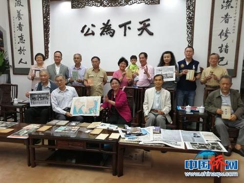 中国侨网旅美华人招思虹向广东省立中山图书馆捐赠珍贵文献资料 郭军 摄