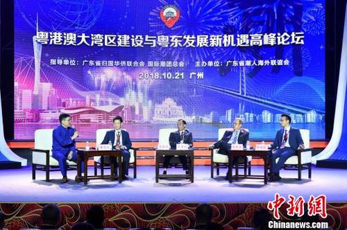中国侨网北京大学国家发展研究院副院长余淼杰(左2)、广东省政府发展研究中心原副主任李惠武(左3),第十三届全国政协常委、香港旅游发展局主席林建岳(右2),澳门特区立法会议员、澳门大学策略及规划办公室主任柳智毅(右1)等四位嘉宾就粤港澳大湾区建设与粤东发展新机进行探讨。 陈骥旻 摄