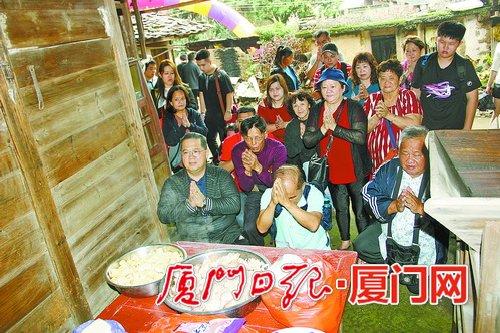 中国侨网南洋侨裔一行38人，回永春蓬壶镇美山村认祖。图为祭拜祖先。