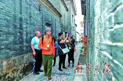 中国侨网借助全球恳亲大会这一平台,海内外乡亲对高明的认同感和归属感大大增强。图为海内外乡亲展开寻根之旅。明宣供图