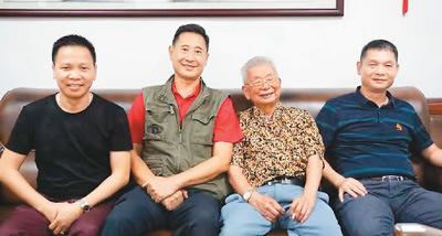 中国侨网图为郑兴裕、罗焕荣、刘家伟、黄德文（从右至左）。 　　本报记者 严 瑜摄
